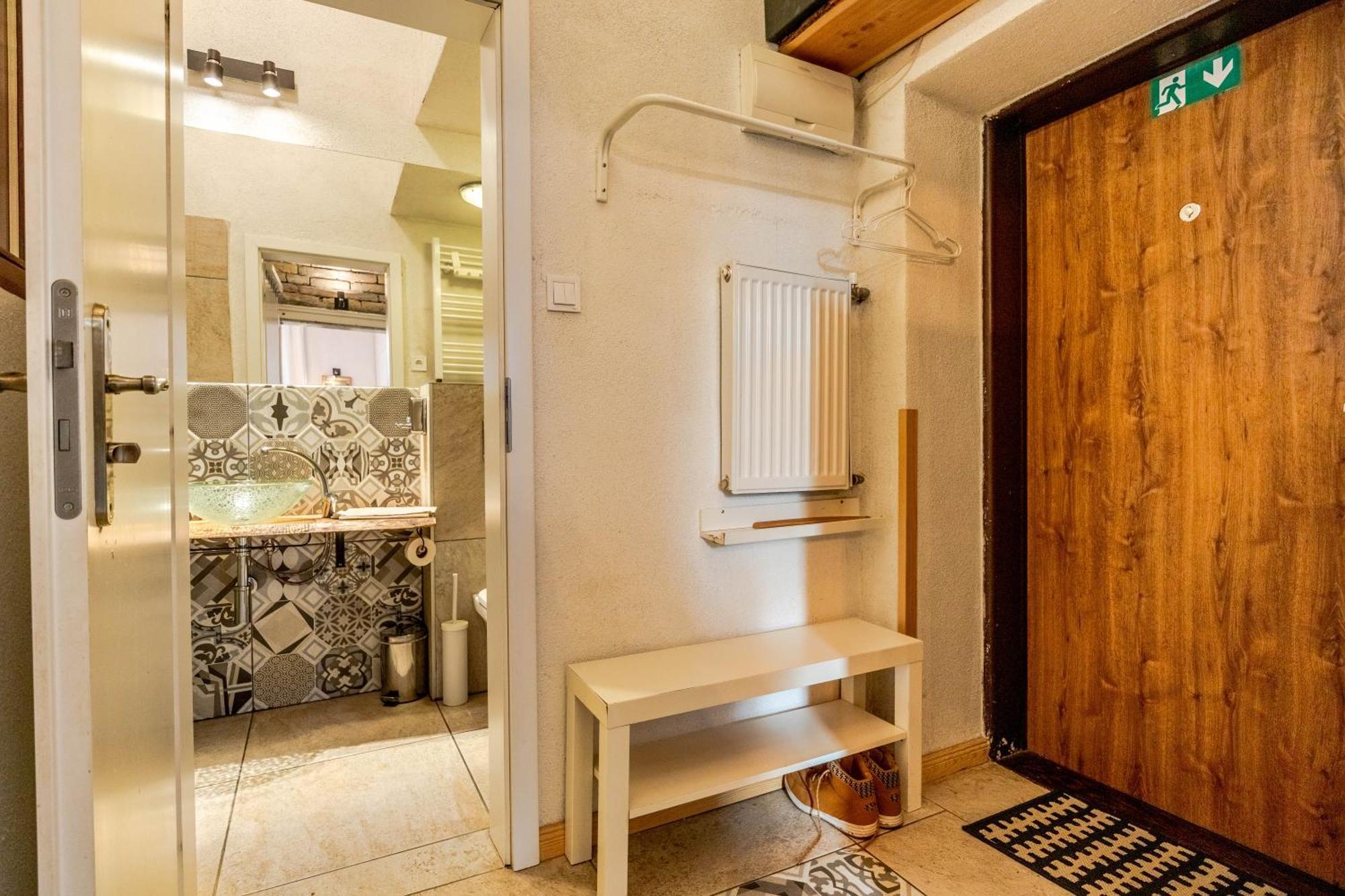 Historical Wine Apartment Bratislava Bagian luar foto
